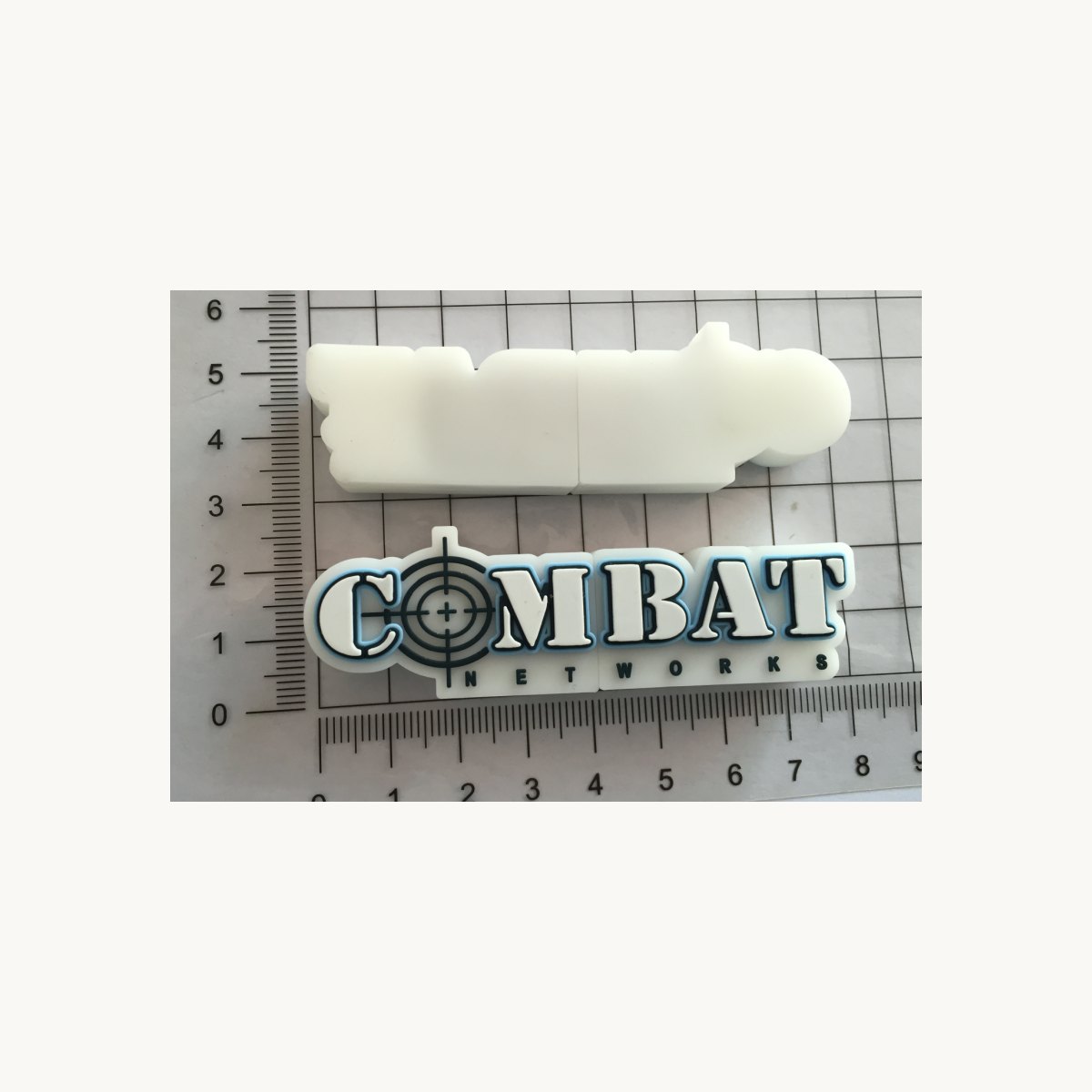 Placa de PVC flexible moldeada junto a una forma blanca sin imprimir