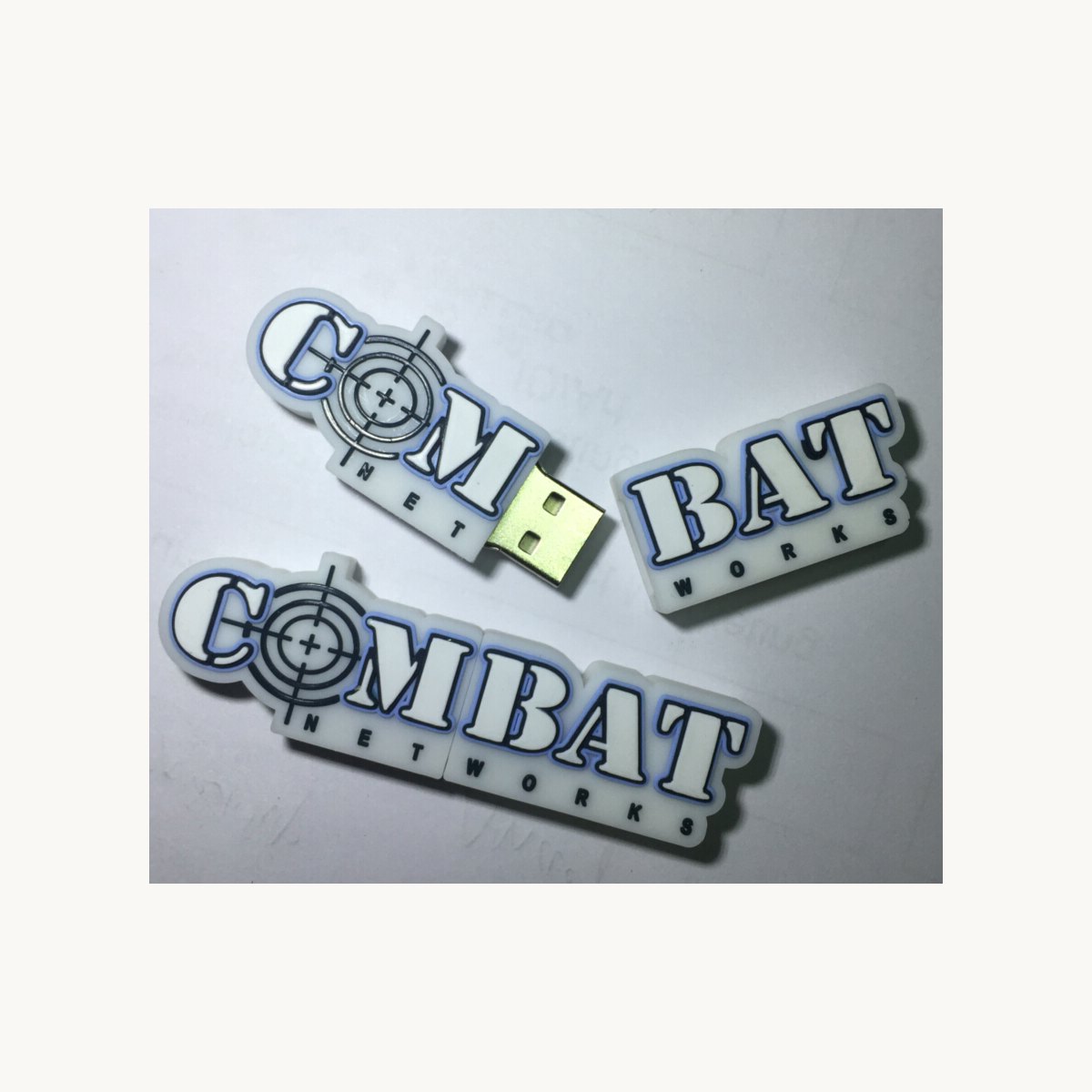 Dos placas moldeadas de PVC flexible fotografiadas con una memoria USB