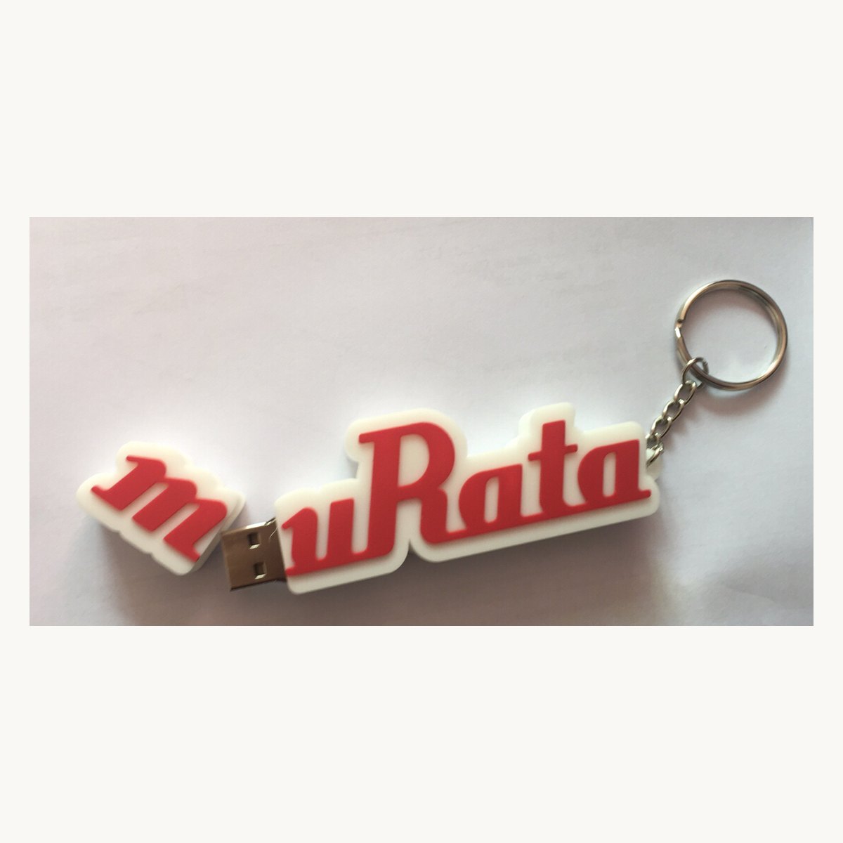 Llavero de PVC flexible moldeado como rotulacion personalizada con anilla metalica