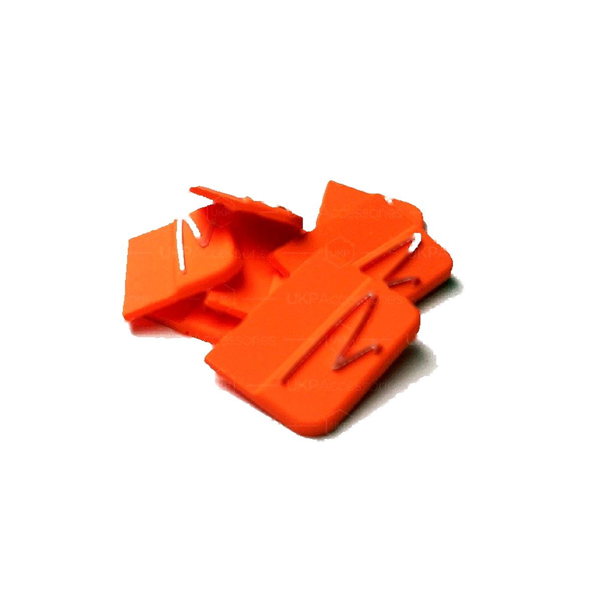 Etiquetas naranjas de PVC flexible inyectado con canal de costura moldeado, mostradas en pila