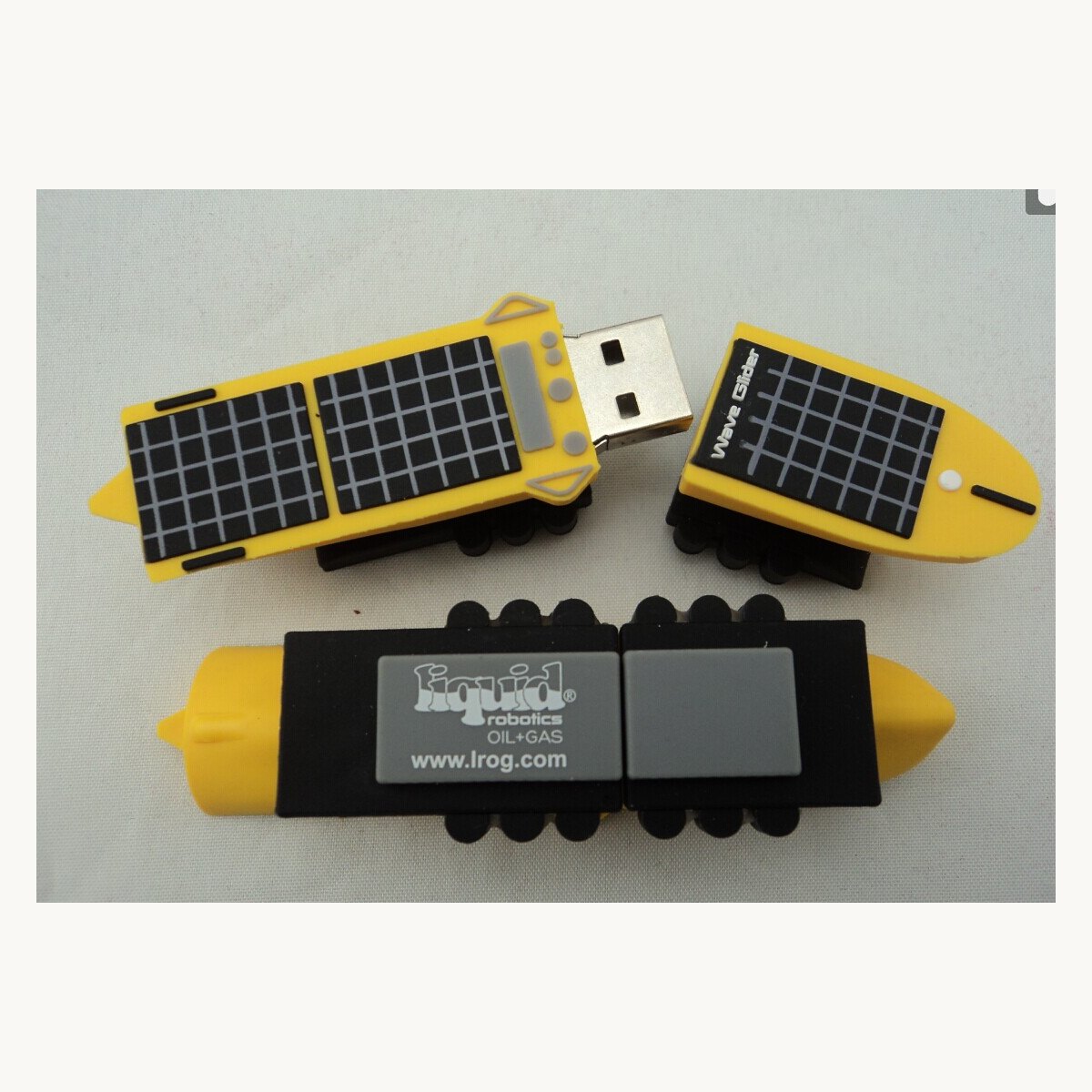 Carcasas USB de PVC flexible amarillas moldeadas como paneles solares, vista frontal y posterior