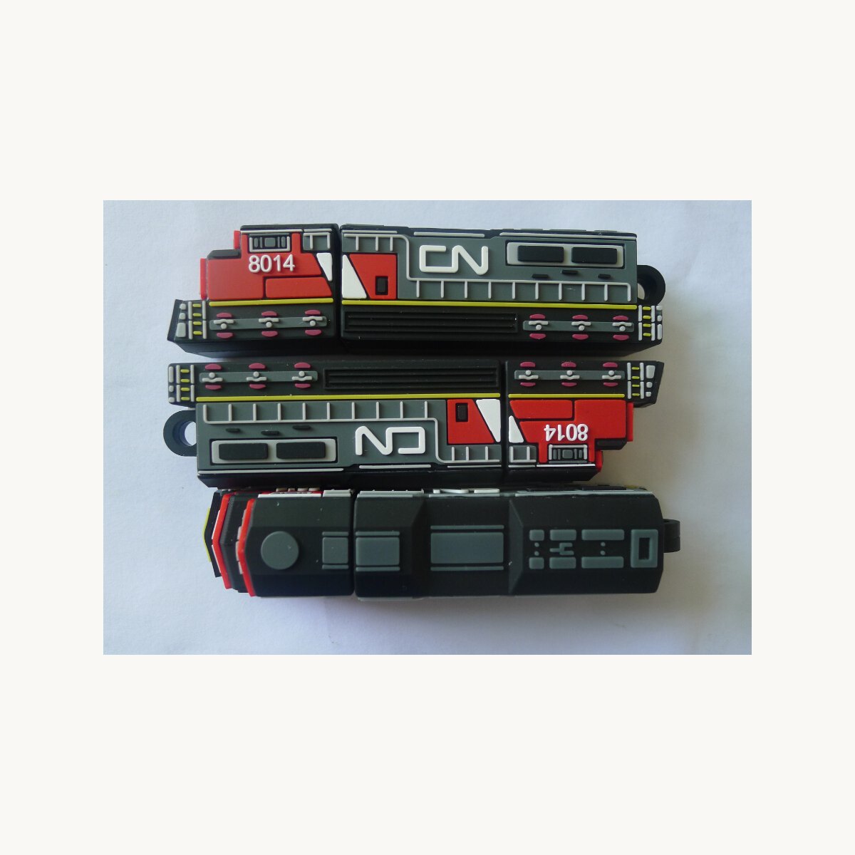 Carcasas USB de PVC flexible moldeadas como locomotoras, en cuatro variantes
