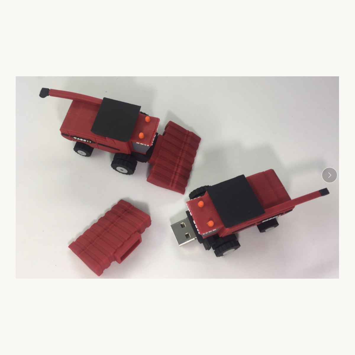 Carcasa USB de PVC flexible moldeada como camion de obra con el conector USB visible
