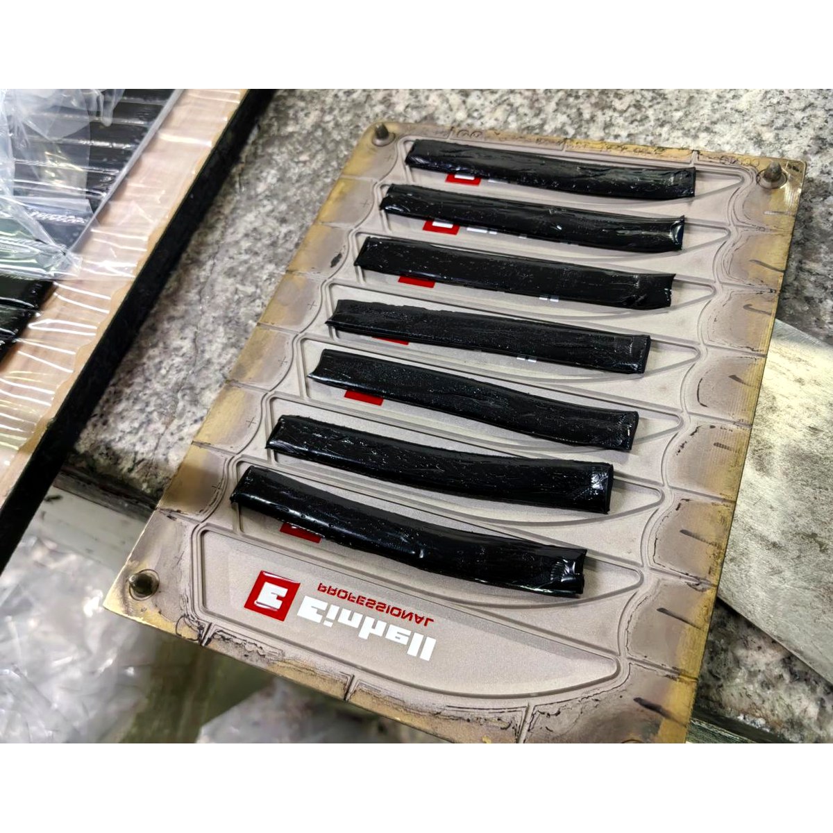 Moldeo por compresion de placas de silicona bajo calor y presion