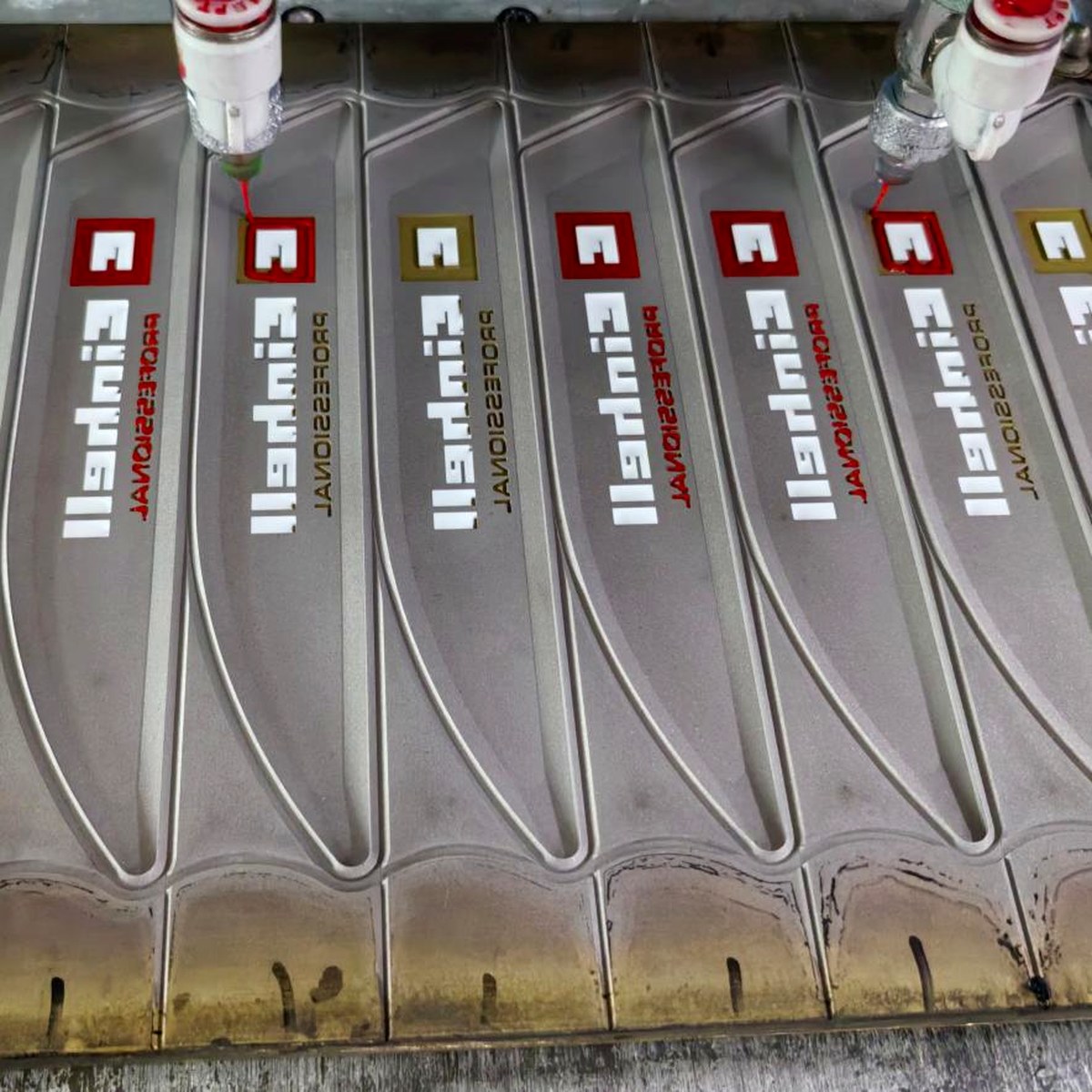 Detalle de una placa de marca de silicona moldeada con rotulacion 3D en relieve